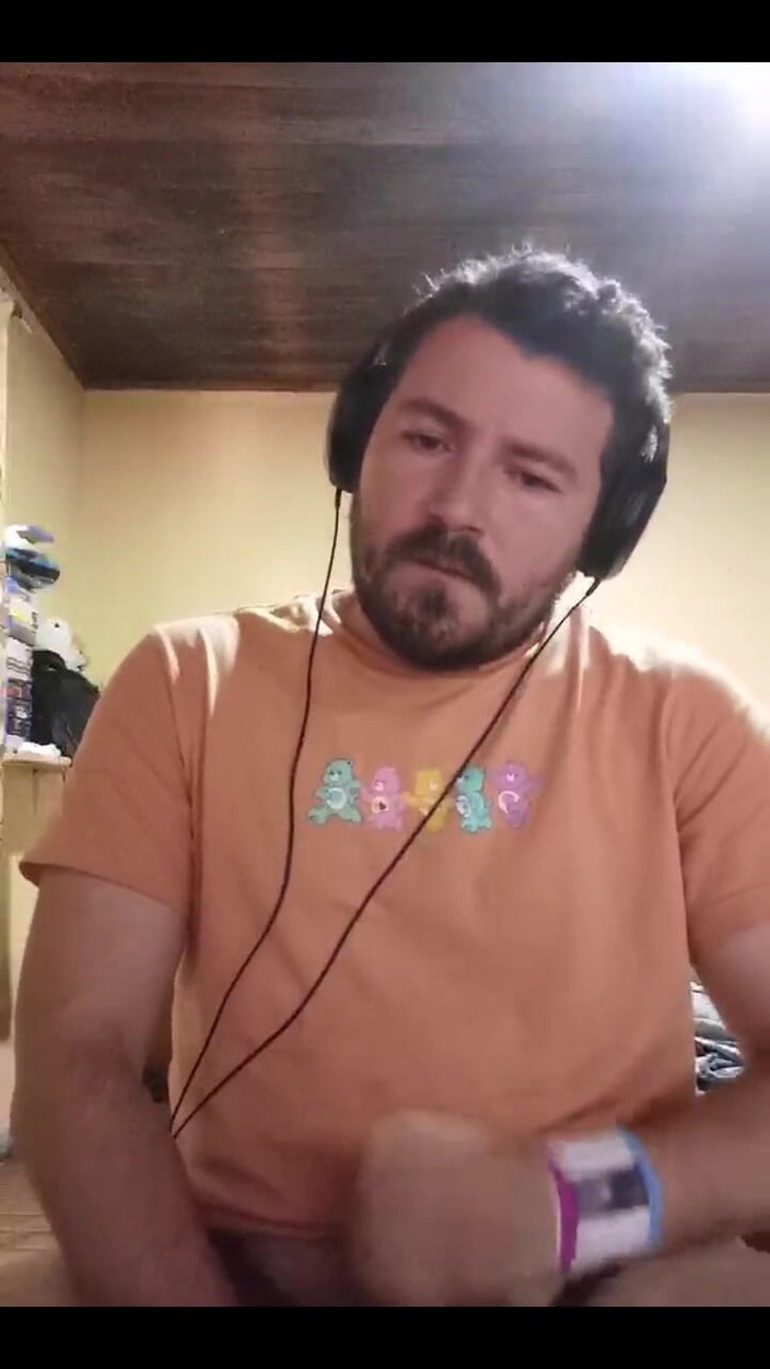 Rokkuman: Golpeando mi carne mientras juega
