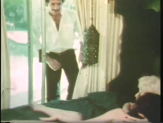 Vintage Usa: A sexy vintage slut rides a huge hard cock