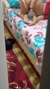 Fratele ei vitreg o spionează în timp ce exprimă lapte singură, din cauza cantității mari de alimente