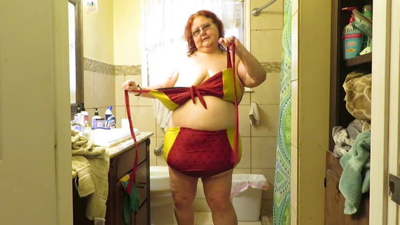 BBW nurse Vicki adventures with friends: Calda e sudata bagnata L'infermiera Vicki si spoglia dal costume...