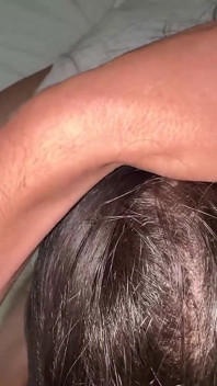 彼女は私のチンポをしゃぶるのを止められない