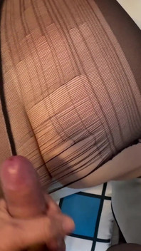 Suami matang miang dan isteri kedua-duanya memakai pantyhose berkongkek dan berseronok oral