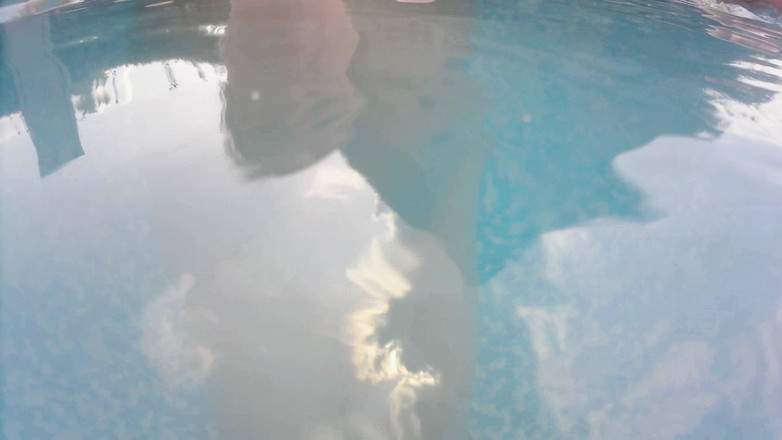 SimoneLive1: Ngực trong hồ bơi