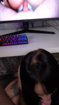 Porno kijken terwijl mijn stiefzus mijn pik onder tafel zuigt