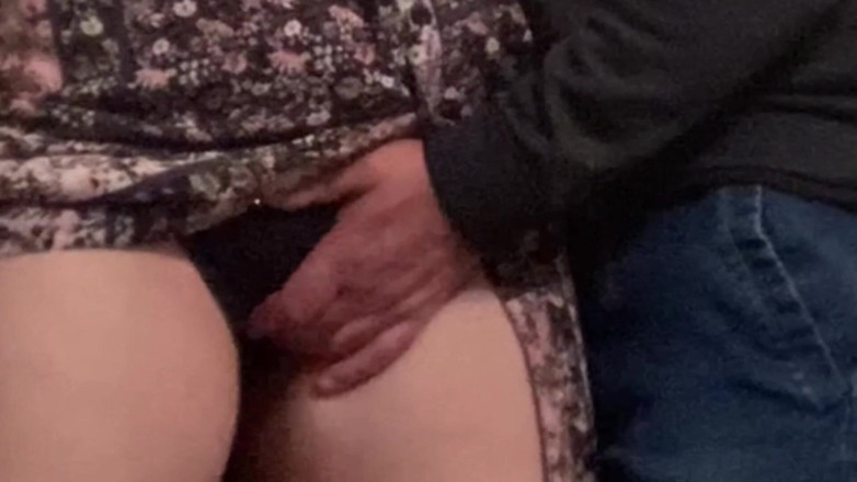 PriyaNaavya: Wauw!!! Vreemde kerel wrijft over mijn poesje in de trein