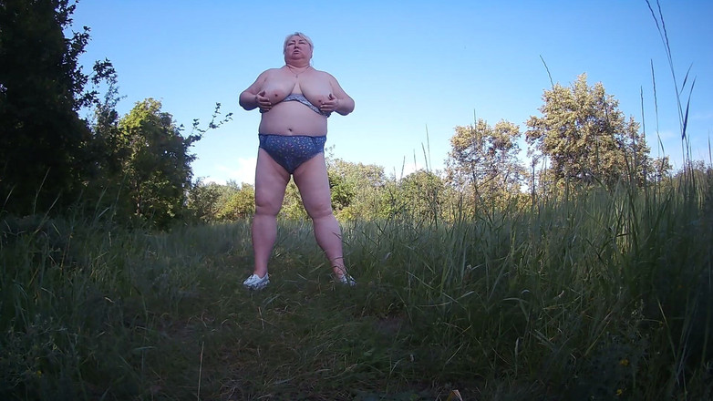 Zona901: 公園で服を脱ぐ継母とみんなの前でおしっこ