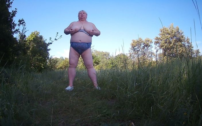 Zona901: Stepmom Undressed in the Park and Pisses in Front of...
