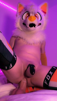 Twink bekaret kafesindeyken dildo kullanıyor
