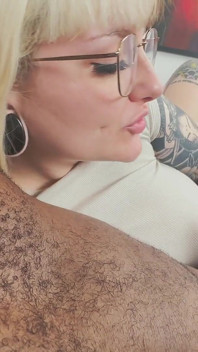 分裂舌哥特 pawg pennie layne 喜欢一边舔他的一边撸管一边给他撸管！Pennie layne乳头舔舐打手枪