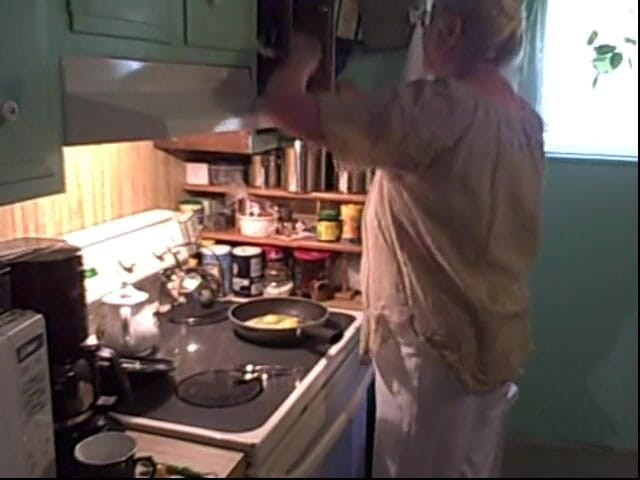 BBW nurse Vicki adventures with friends: Sexy Dutch girl milf gilf cooks breakfast