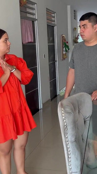 Šukám nevlastní dceru slepce vedle něj, padne na něj sperma a myslel si, že je to krém