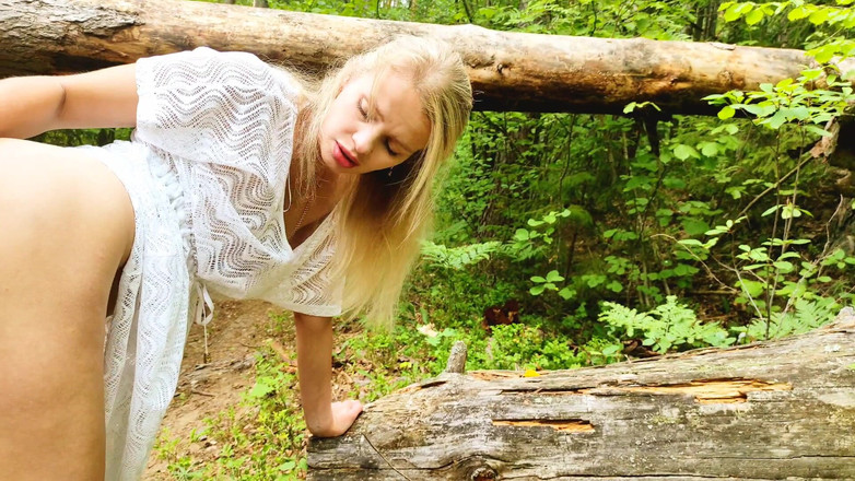 S-Wife Katy: 既婚のミルフは観光客グループの後ろに遅れ、森の道でセックスしたがっていました。