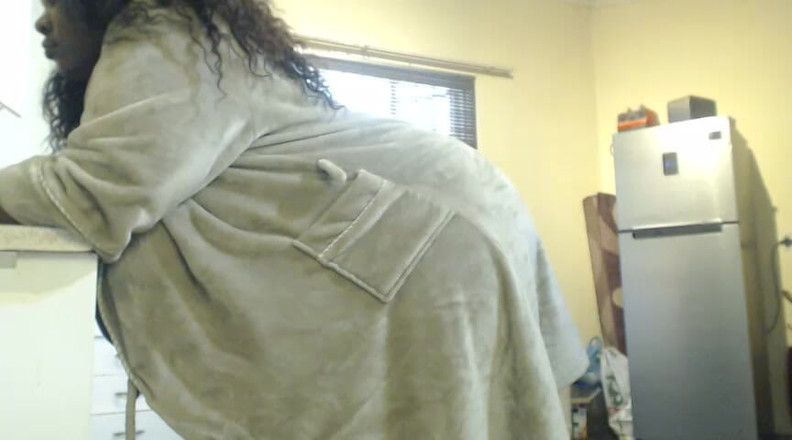 Legendary Booty Overdose: Une BBW en lactation joue avec sa chatte et ses...