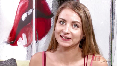 Sexy teen benutzt ihr spielzeug an ihrem sensiblen kitzler