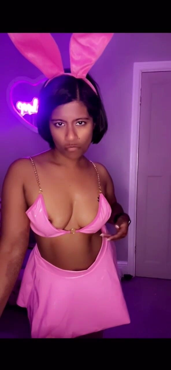Melarose: ऊब गृहिणी शो के लिए कपड़े पहनती है!
