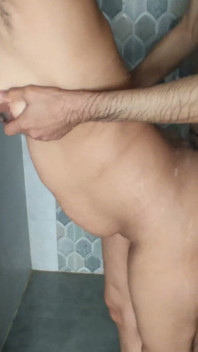 La sorpresa de la ducha de la hermanastra se calienta, el hermanastro la graba y se folla a su xvideo viral