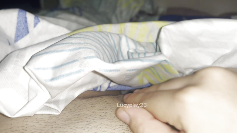 Lucyplay: Dobře masturbuje před spaním