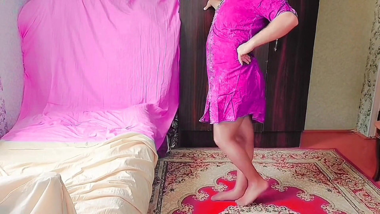 Kitty_Cross: Nádherný crossdresser tě pomalu láká dokonalým tělem