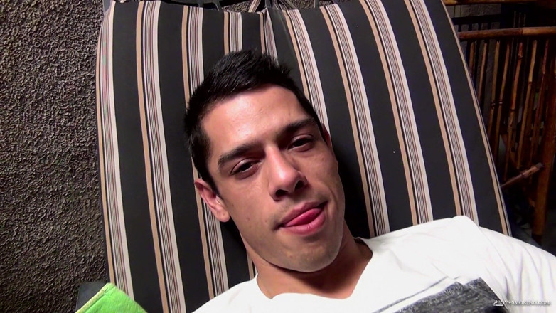 Boys Smoking: Bobby Hart en cadena al aire libre