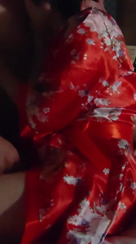 L'ho sedotta con un kimono rosso, e dopo averle dato il cunnilingus, mi ha penetrato da dietro e mi ha fatto venire dentro