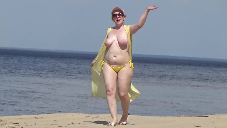 RedRoseRus: Donna Succosa Che Cammina Nuda Sulla Spiaggia