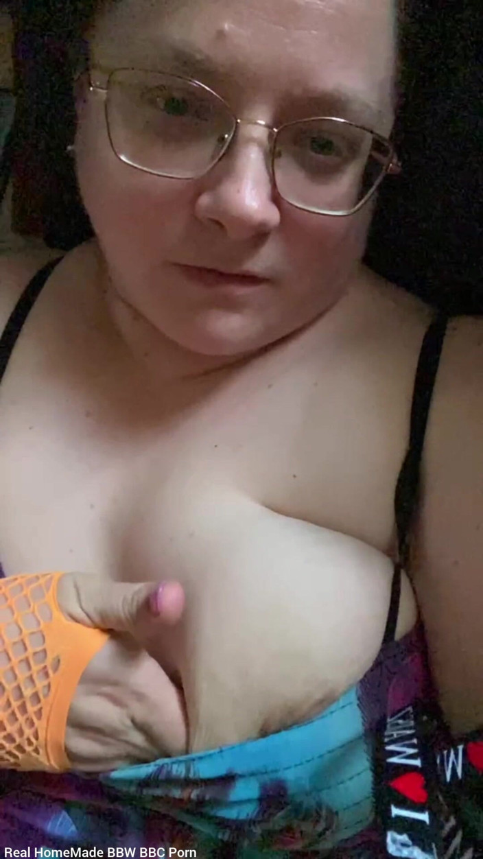 Real homemade BBW BBC porn: Соблазняющее трение, сжимаю мои сиськи, скручивание моих сосков