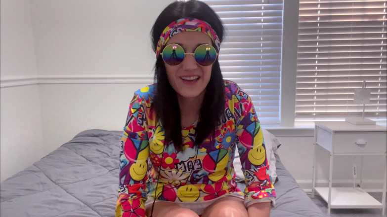 Kink in Time: Venerarea picioarelor lui Devyn Groovy din anii 60 4K POV devotamentul sole...