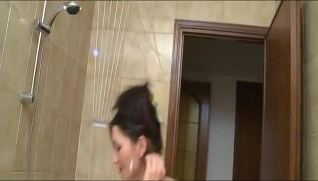 XTime Solo: Zralá žena se sprchuje a prstí se
