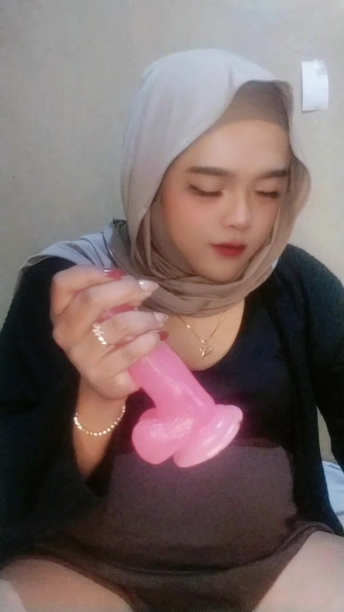 Ivvy Crossdresser: Ivvy Crossdresser Hidżab ssie dildo i jazdę na nim