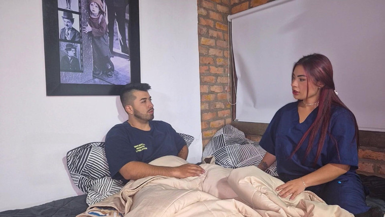 AlejandraPalacios: 100% 진짜 라틴계 콜롬비아 간호사!! 그의 환자와 섹스하기 - 그의 기분이 나아지도록 돕기 위해