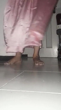 Asijský crossdresser saténový národní šat, sperma potěšení