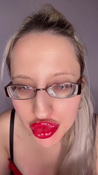 Ma bimbo aux grosses lèvres rouges et le pouvoir du rouge à lèvres
