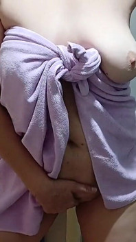 Meine heiße nachbarin verführt mich, als sie aus dem badezimmer kommt