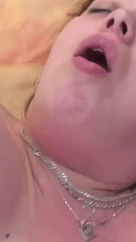 Caliente bbw consigue su coño mojado con un consolador para su novio