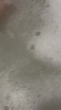 Bain chaud avec touffe poilue sexy, cheveux super longs