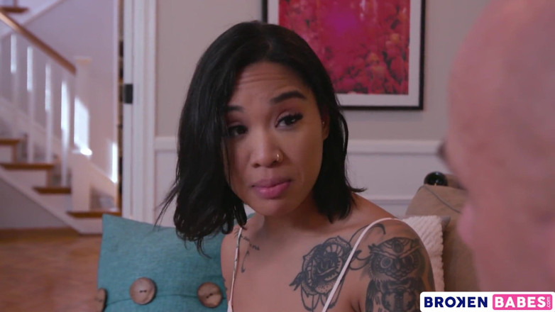 Broken babes: Brokenbabes - la lujurioso niñera Honey Gold se folla a un...