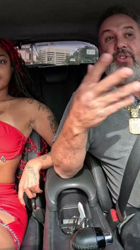 Mc Beka kam auf die Straßen von São Paulo und zeigt ihre massive rückseite.
