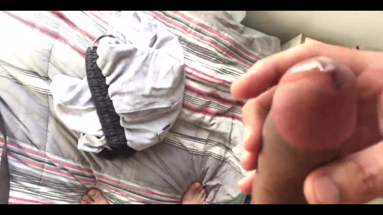 i7Bernard: Masturbación con la mano en cama 32