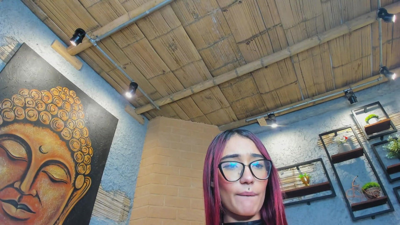 Lia Wood: 컬러 헤어를 가진 치아는 카메라 앞에서 자위하기 전에 섹시하게 춤을 춥니다.