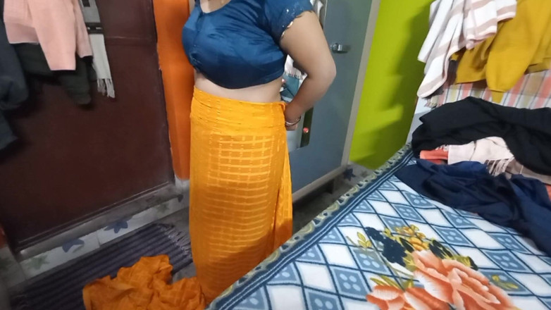 Manjushukla: Zeer mooie Bhabhi in gele saree