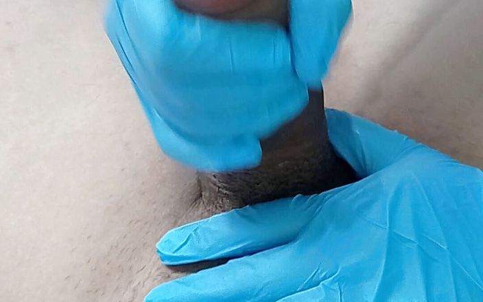 Miia Foxxy: Masturbare cu mănuși