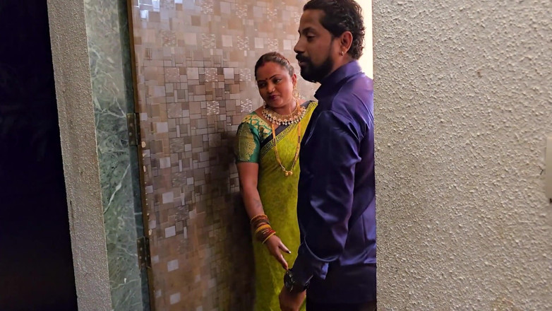 HOTKAMASUTRA: Chồng đụ bhabhi Ấn Độ, sau đó người thu gom rác nhìn thấy nó