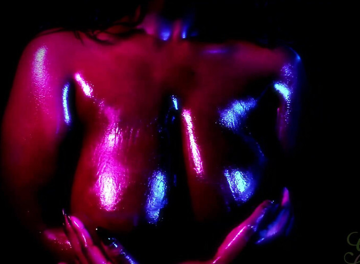 Goddess Marley: Neon Yağlı Memeler