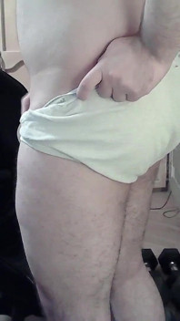 Muskulöser und heißer Camboy arbeitet mit seinen Beinen