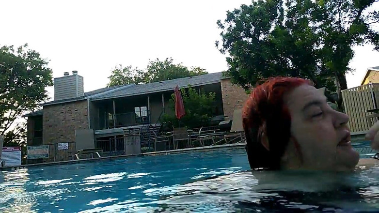 BBW nurse Vicki adventures with friends: Schau Zu, Wie BBW-krankenschwester Vicki Mit Unterwasserkamera Im Pool Trainiert,...