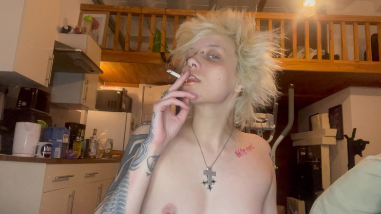 Glitterqueen1999: Fetiș cu ruj cu fată gotică care fumează o țigară