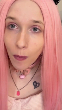 Bratty Bubblegum 창녀가 거품을 불고 있습니다.
