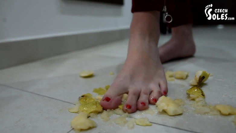 Czech Soles - foot fetish content: Esmagamento de frutas e lambida de pé