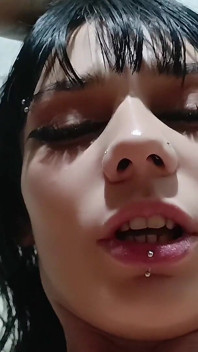 18-letnia młoda dziewczyna wróciła, chcąc więcej i ssąc gorąco otrzymaną spermę w dziewiczy tyłek