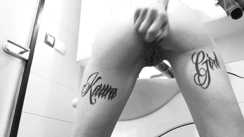 InkedKawaGirl: Vibrator im engen arschloch